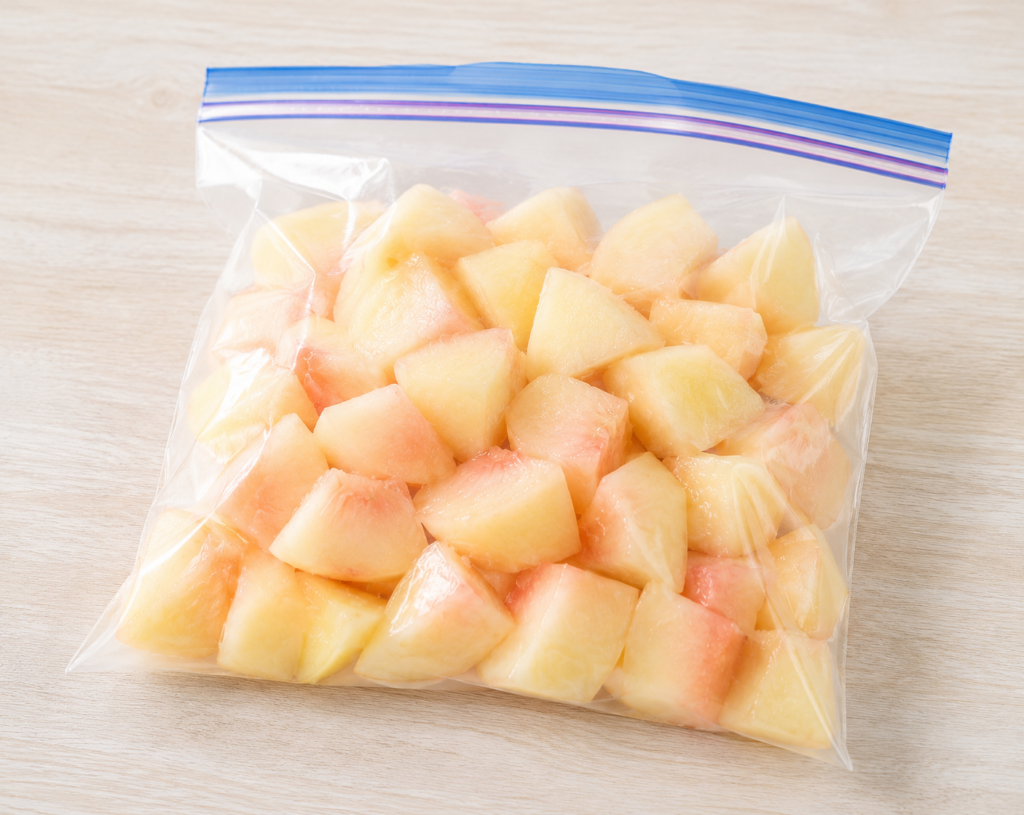 カットした桃を保存袋に入れる